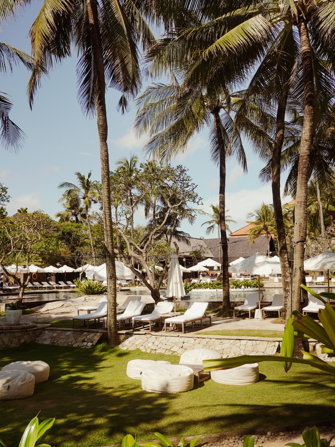A secluded pool just one step away from the beach.

Fuel yourself up before the sunset golden hour hits.

Open daily from 10 AM till late.
Free entry.